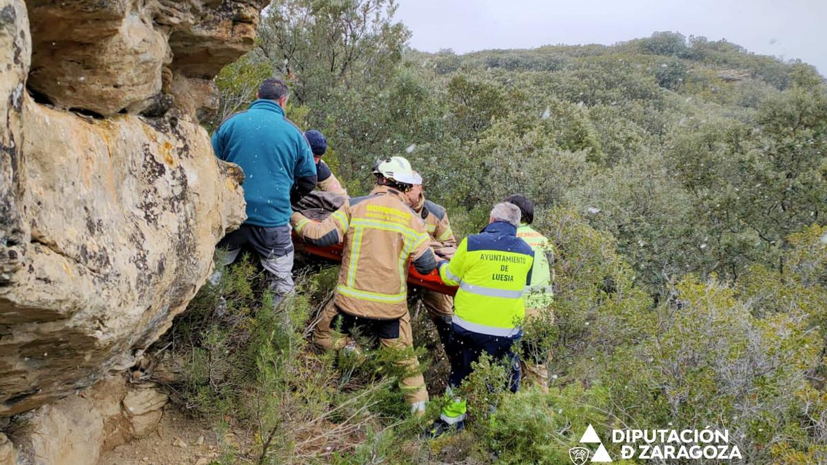 Efectivos del cuerpo de Bomberos rescatan al hombre herido en la sierra de Luesia