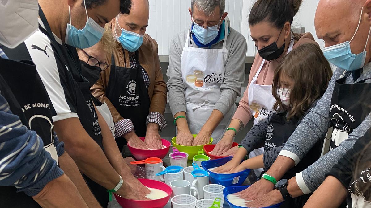 Talleres de elaboración de queso artesano en una pasada edición del Mes de la Reserva de la Biosfera.