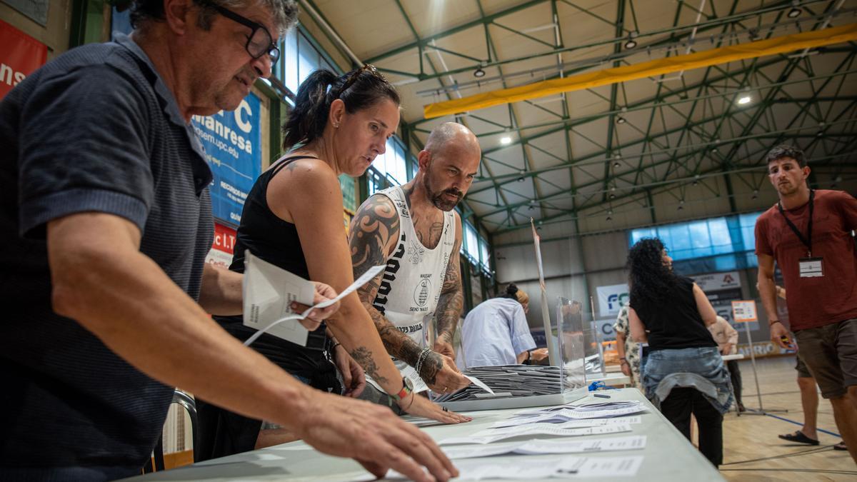 Membres d'una mesa del Pujolet de Manresa fent el recompte aquest diumenge