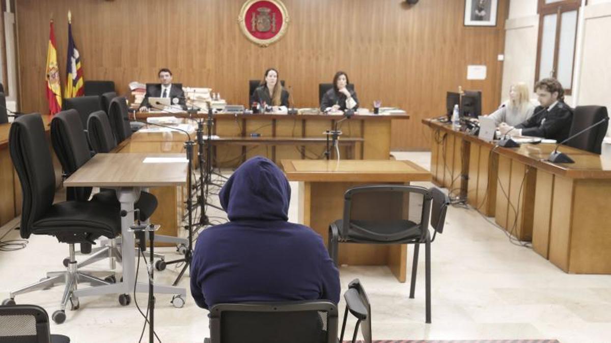 El condenado por usar a una niña traída de Nigeria como esclava sexual en Mallorca durante el juicio en la Audiencia de Palma.