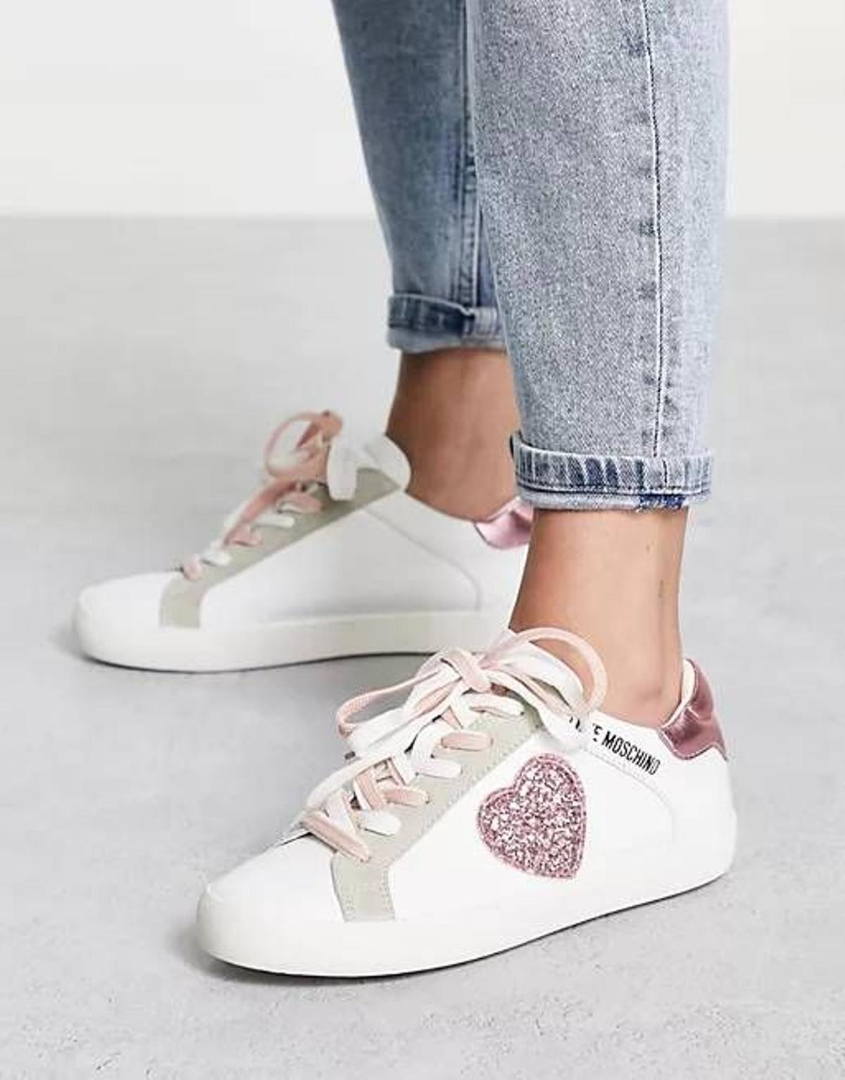 Zapatillas de deporte blancas con suela cupsole y corazón rosa de purpurina de Love Moschino