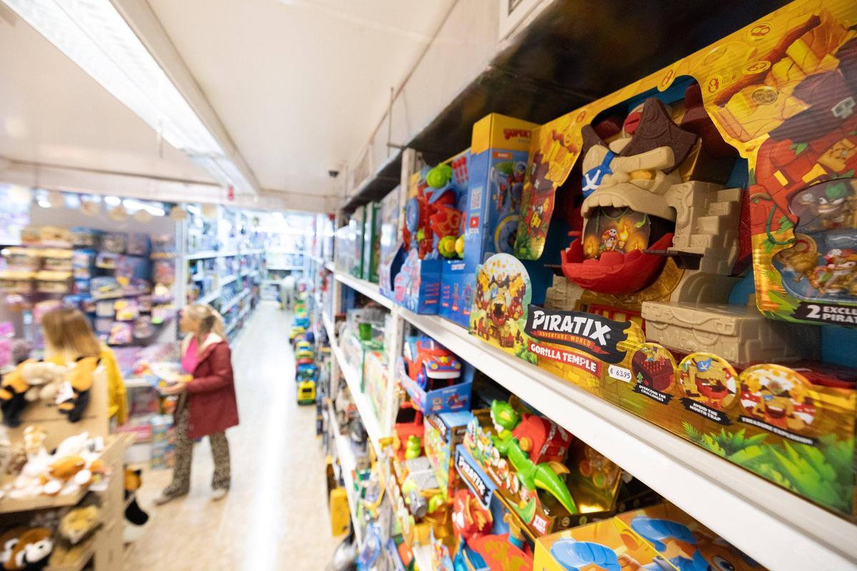 Galería de imágenes de una juguetería en la previa de Navidad y Reyes