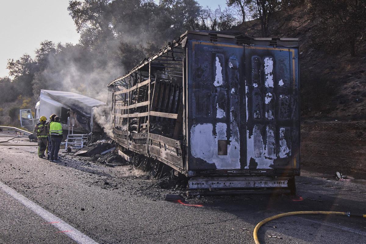 Imatges de l'accident entre dos camions a l'Eix Transversal, a l'alçada de Santa Coloma de Farners Imatges de l'accident entre dos camions a l'Eix Transversal, a l'alçada de Santa Coloma de Farners
