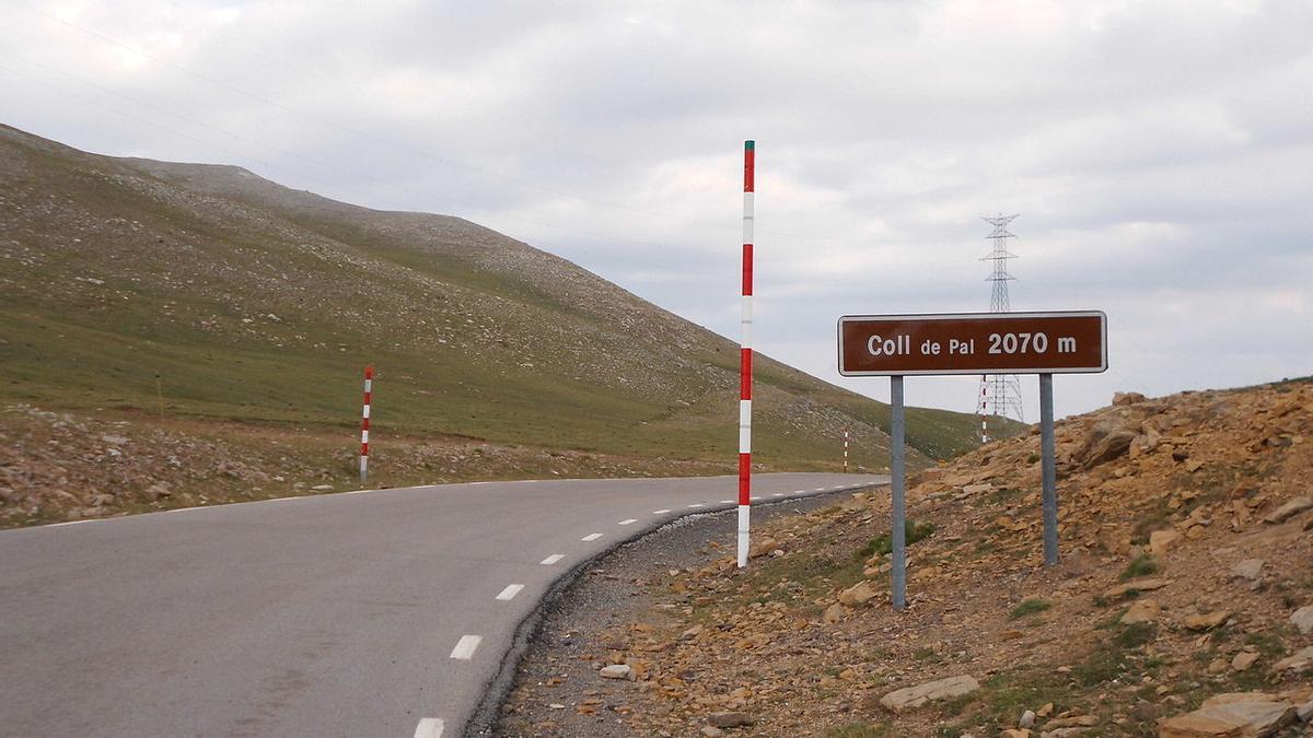 La carretera en direcció a Coll de Pal (Berguedà)