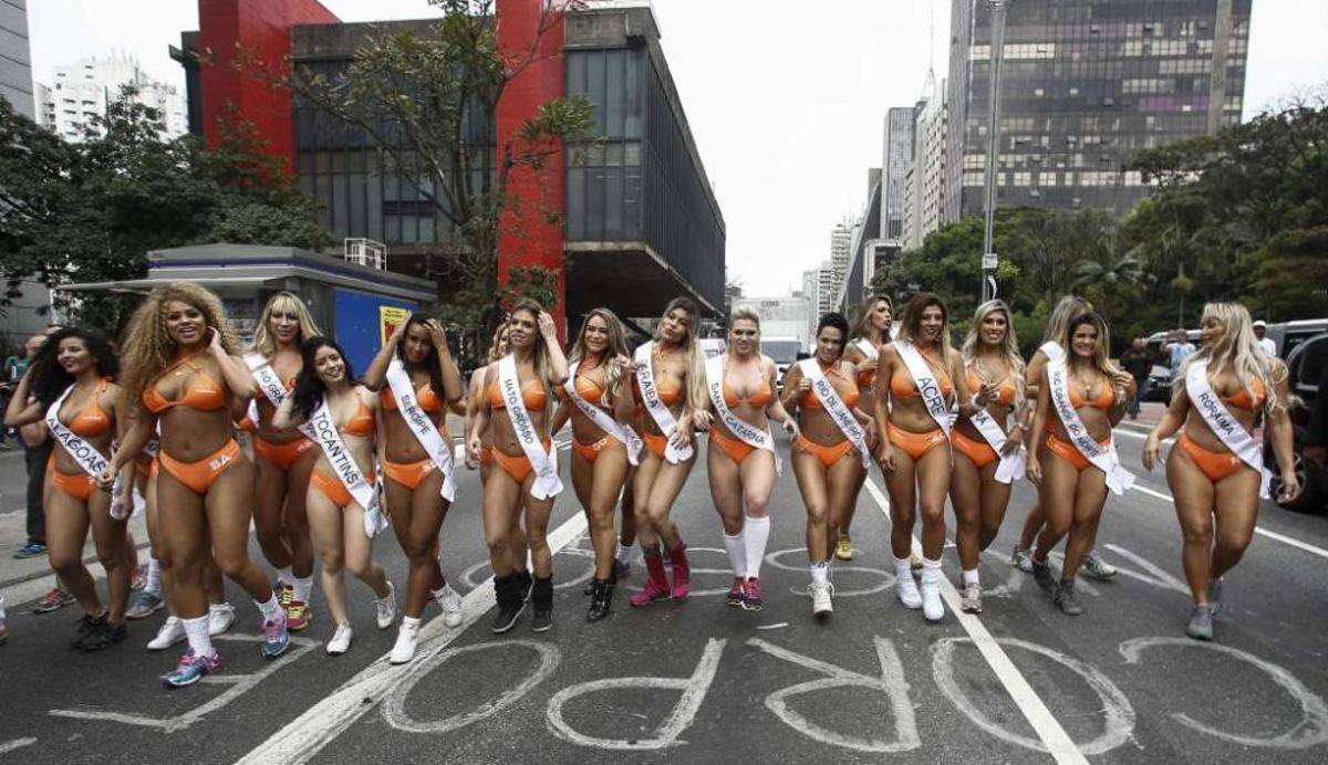 Las Miss Bumbum, a la caza de Pokémon