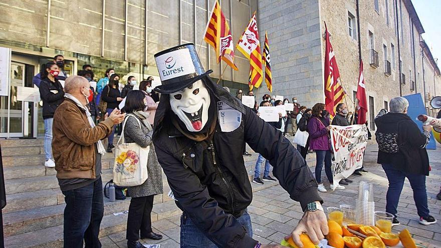 Els treballadors concentrats ahir davant la seu de la Generalitat a Girona.