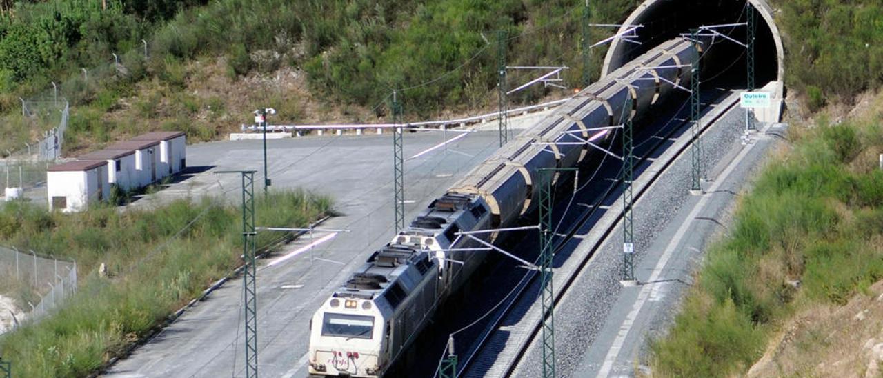 Un tren de mercancías circulando por Galicia // I. Abella
