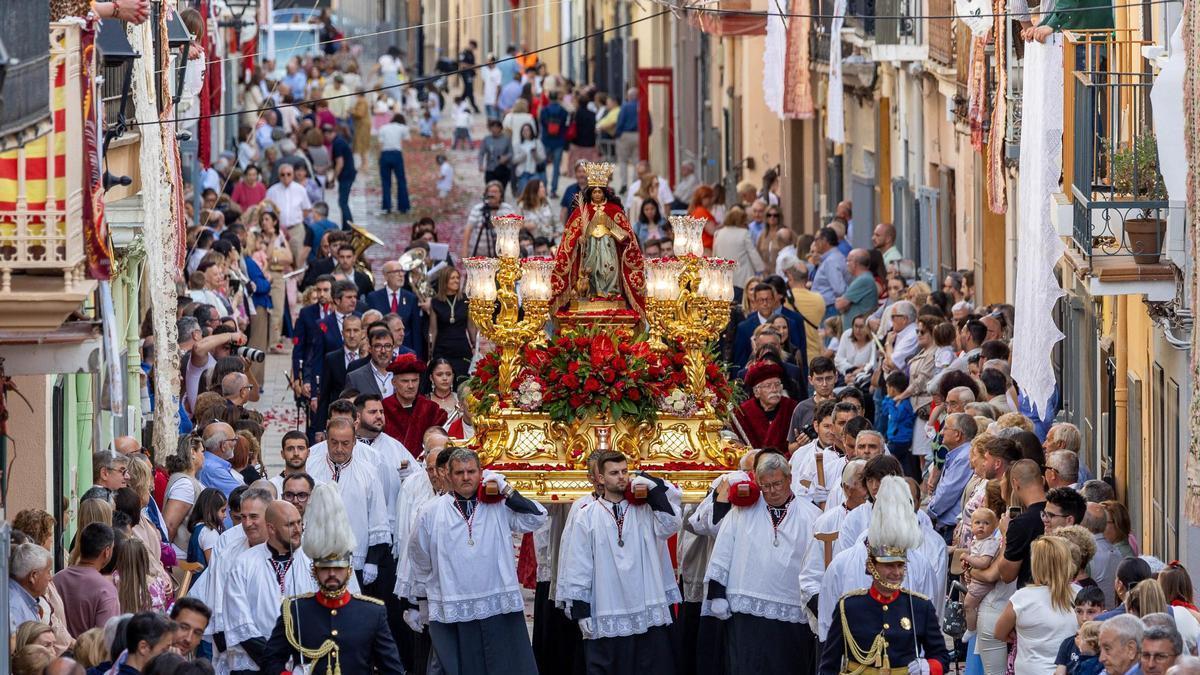 Multitudinaria procesión en honor a Santa Quitèria en Almassora, durante los festejos del año pasado.