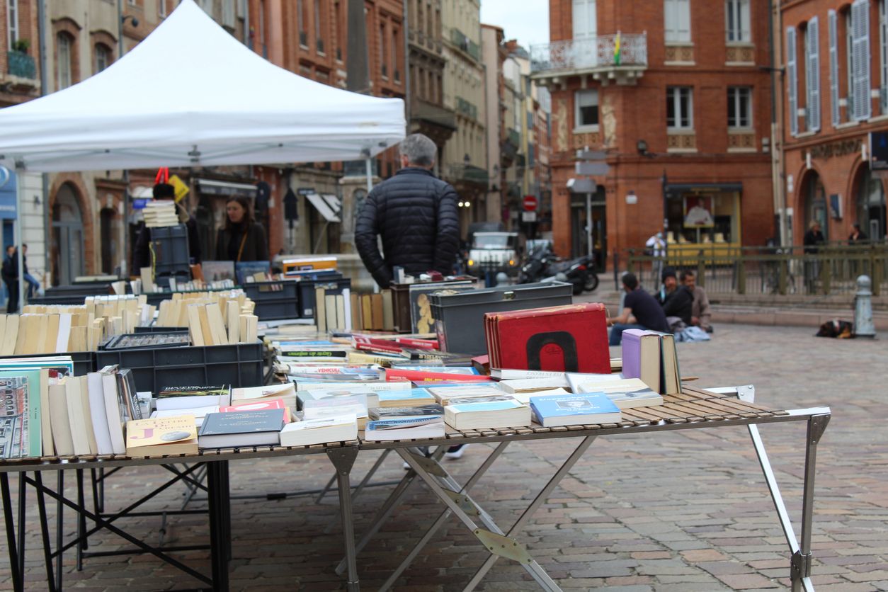 Mercadillo de libros antiguos en el barrio de Saint Etienne, en Toulouse