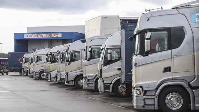 Camiones estacionados en la sede del grupo Casintra en Granda (Siero). | PABLO SOLARES