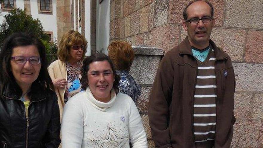 Varios miembros de &quot;Emburria&quot;, en el mercado de Cangas de Onís.