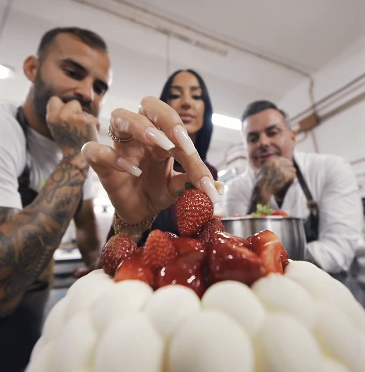 Jesé Rodríguez Ruiz, junto a Aurah y Yeray Reyes, junto a una tarta con fresas.