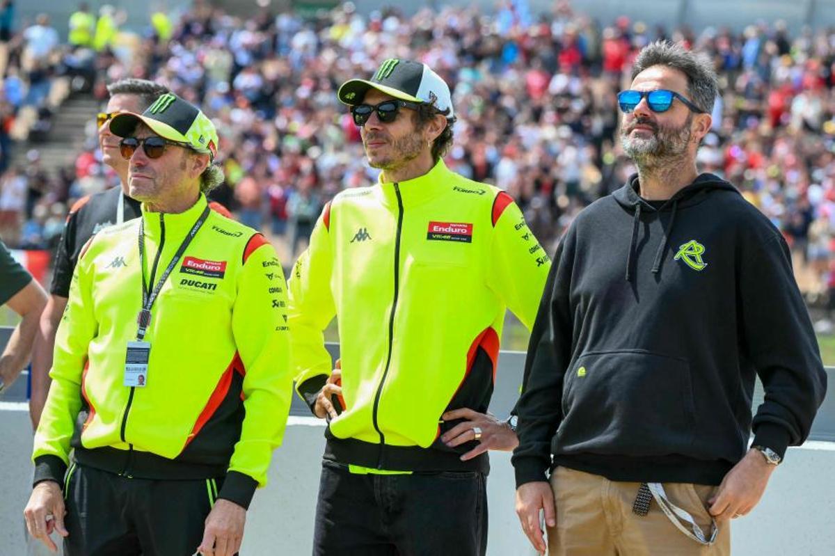 El expiloto y campeón del mundo de MotoGP Valentino Rossi observa tras la victoria de Fabio Di Giannantonio, del equipo Pertamina Enduro VR46 Racing Team, en el Gran Premio de Catalunya disputado en el Circuit de Barcelona-Catalunya.