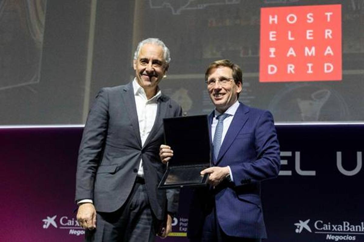 Almeida junto al presidente de Hostelería Madrid, José Antonio Aparicio