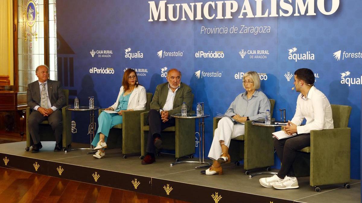 De izquierda a derecha, los alcaldes de La Almunia, Noé Latorre; Caspe, Ana María Jarque; Calatayud, José Manuel Aranda; y Utebo, María Jesús Sariñena, y el  periodista Alberto Arilla.