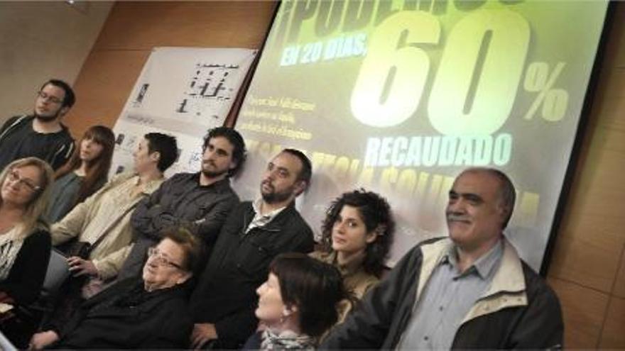 Antonia Valls, de 86 años, es hija de José Valls y posa en la foto con el Grupo para la recuperación de la memoria histórica.