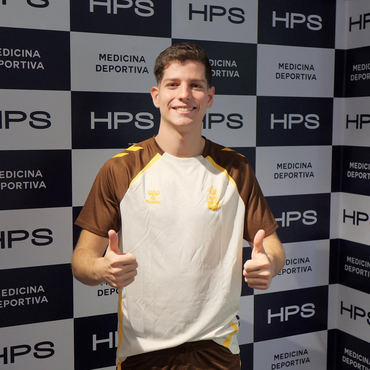 Estanislas Pedrola, esta mañana, durante el reconocimiento médico en el Hospital Perpetuo Socorro.