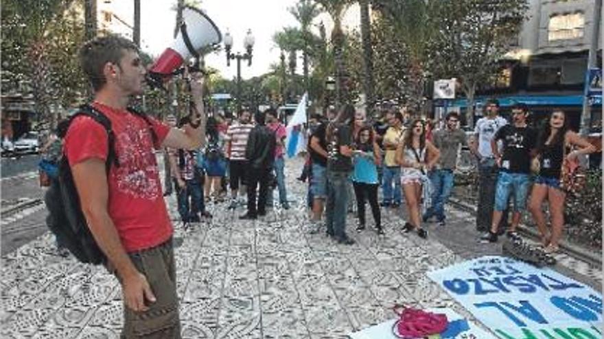 Un instante de la concentración de ayer junto a la sede del Consell en Alicante.