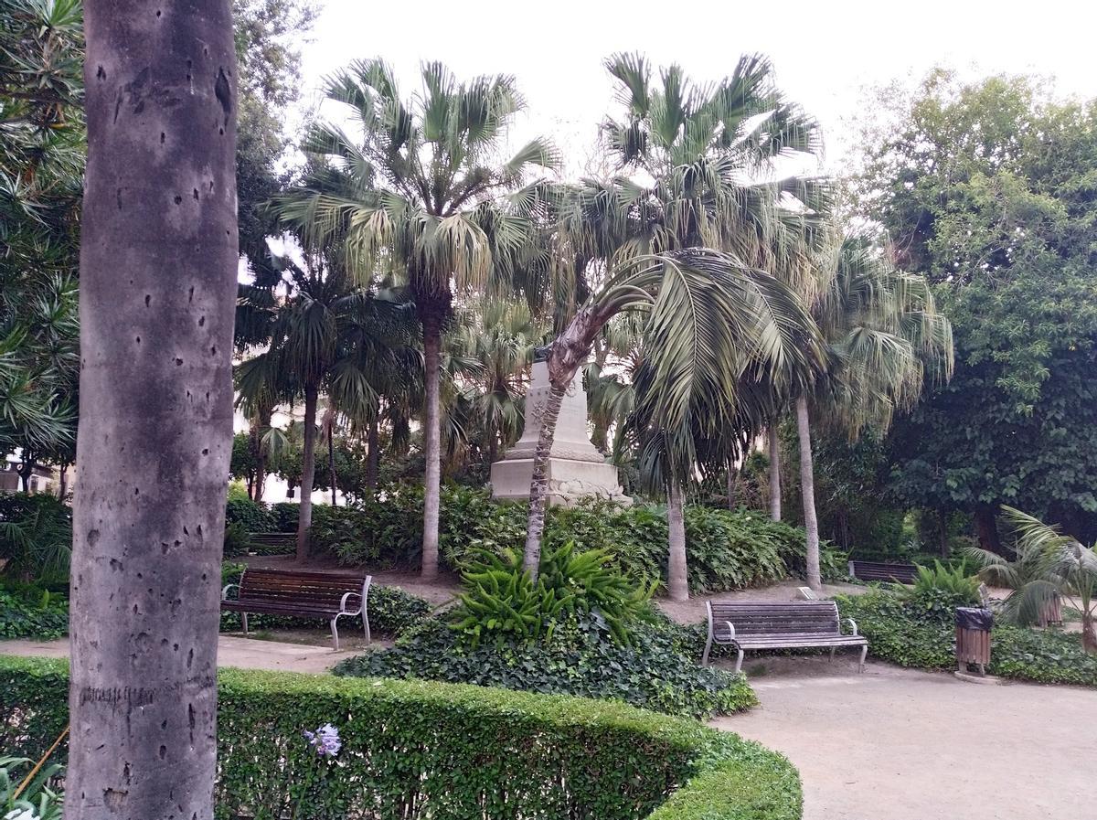 Lateral del monumento, oculto por las palmeras.