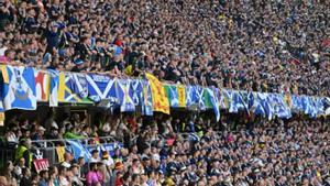 Los aficionados escoceses animando a su selección en el partido inaugural ante Alemania