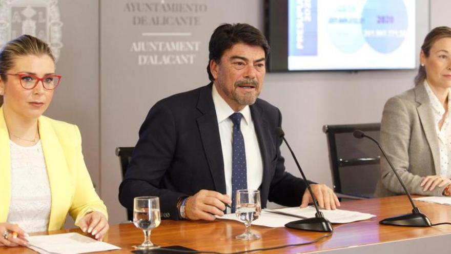 El alcalde, Luis Barcala, en el centro de la imagen, junto a la vicealcaldesa, Mari Carmen Sánchez (i), y la concejala de Hacienda, Lidia López (d).