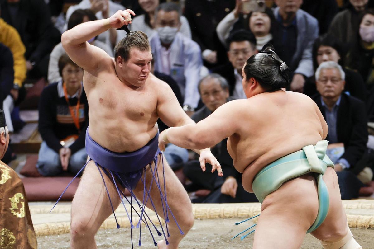 El ucraniano Aonishiki, izquierda, en su combate contra Kotozakura en Fukuoka.