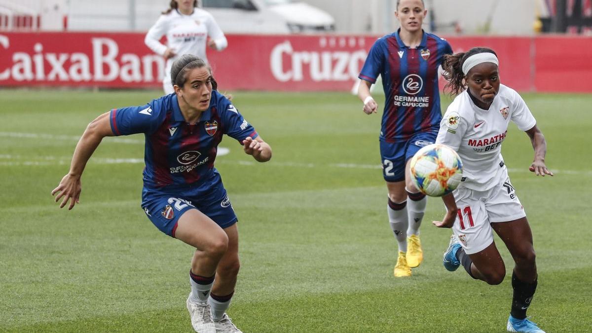 Rocío Gálvez, a la izquierda, persigue a una rival.