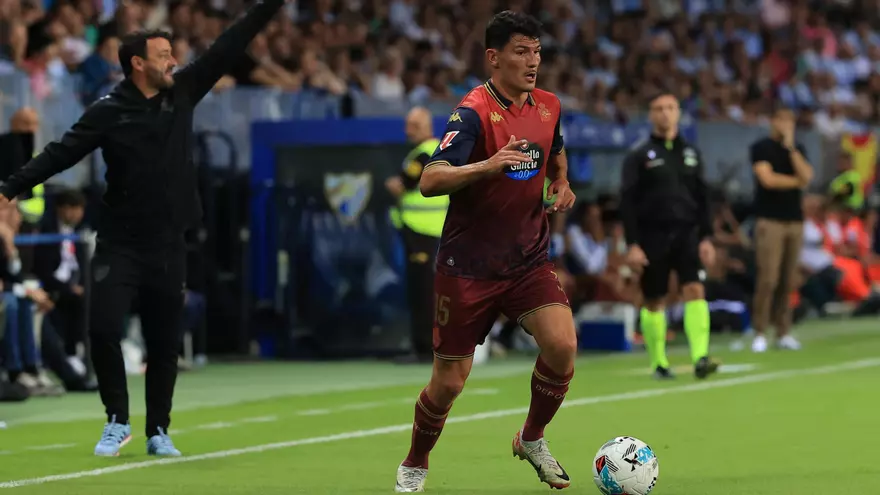 Hidalgo, ante el reto de recuperar la solidez defensiva del Deportivo contra el rival más goleador
