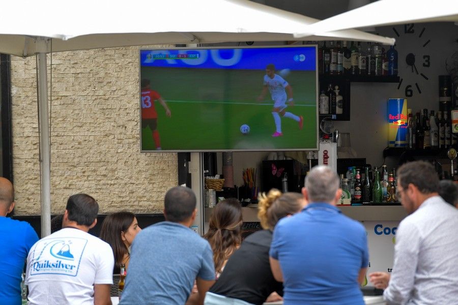 Aficionados ven en la capital grancanaria el partido de España en cuartos de final de la Eurocopa