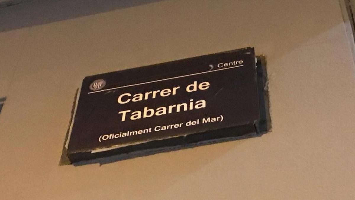 La popular calle del Mar de Badalona ha amanecido hoy como &quot;carrer de Tabarnia&quot;