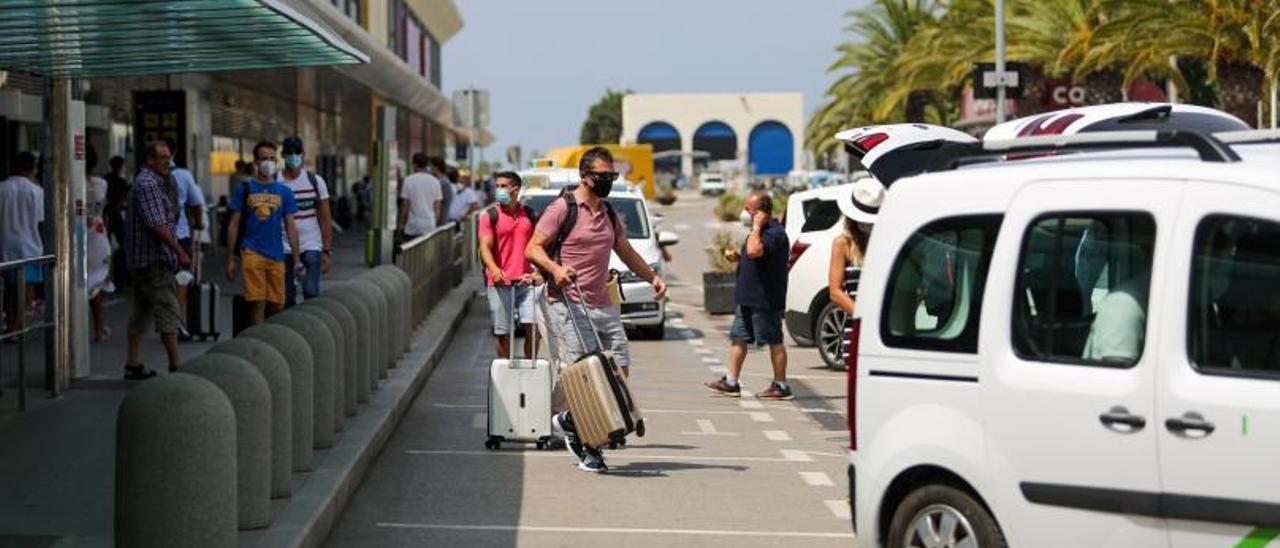 Pasajeros en la terminal. | T.ESCOBAR