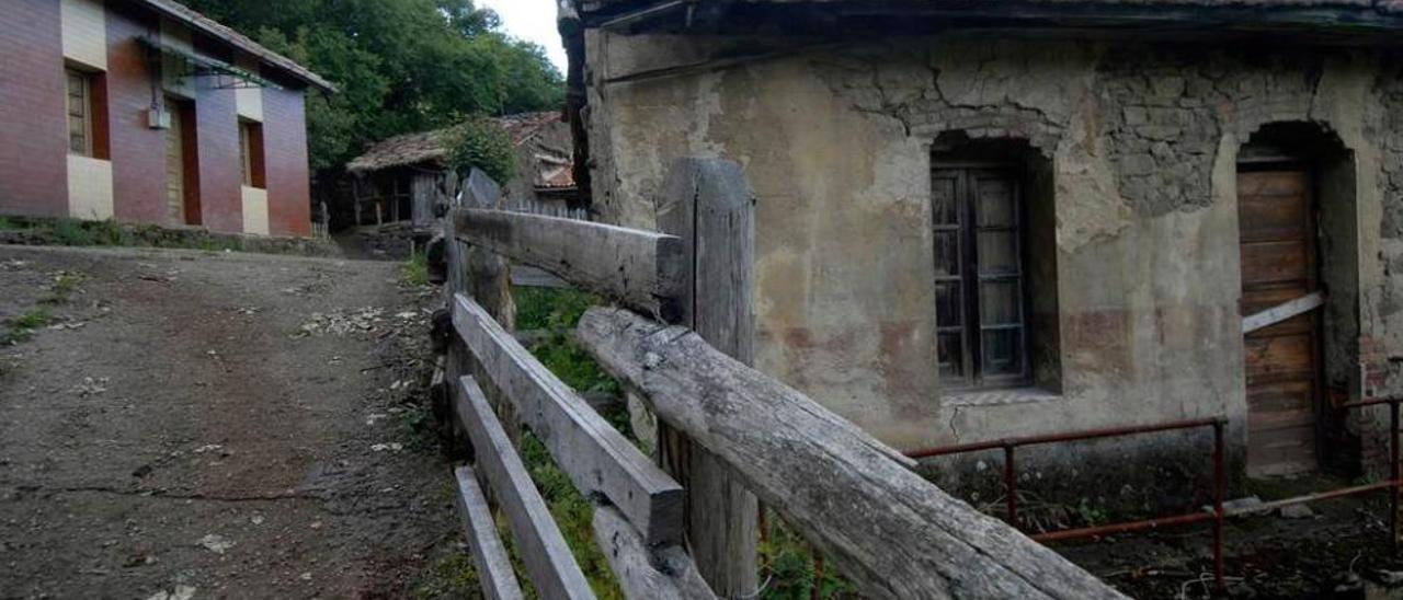 Algunas de las casas de Tablao, uno de los pueblos deshabitados de Turón.