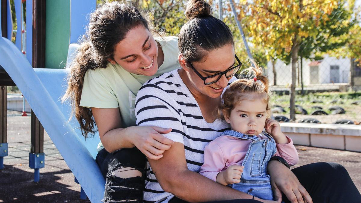 Soraya Moreno y Natalia Borrella juegan con su hija Julieta en el parque.