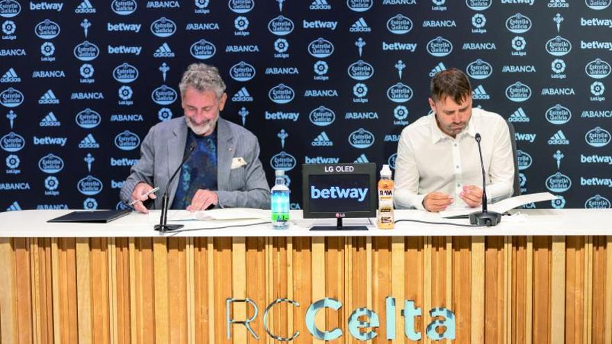 Carlos Mouriño y Eduardo Coudet, durante el acto de firma del nuevo contrato del técnico argentino.