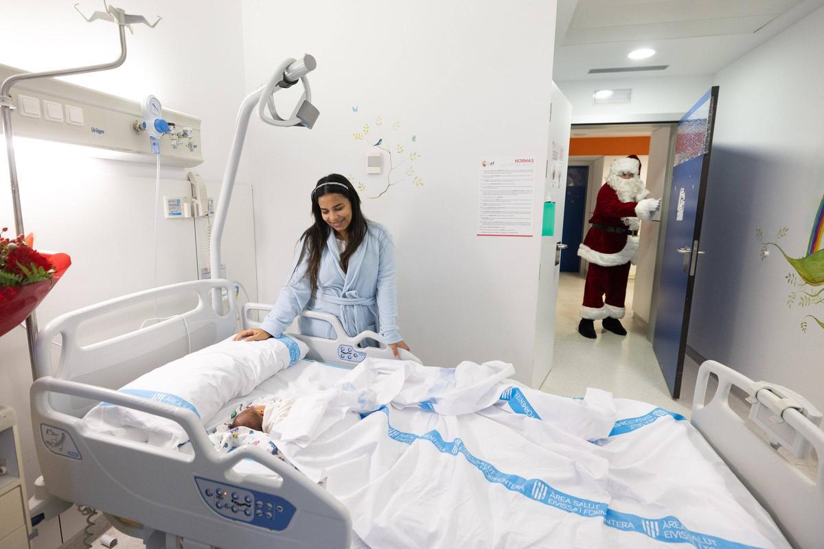 Todas las imágenes de la visita de Papá Noel al hospital Can Misses