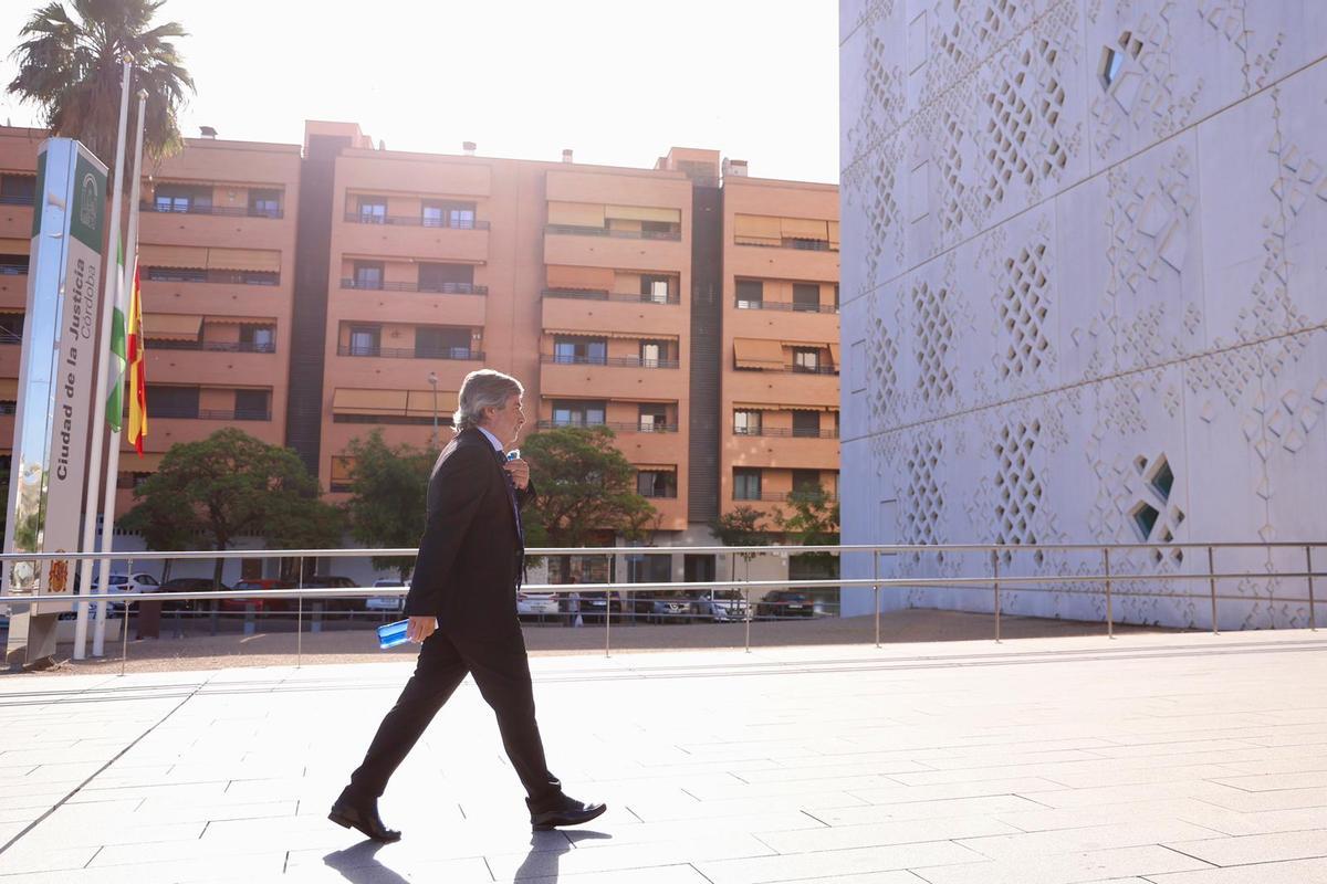 Carlos González, en el acceso a la Ciudad de la Justicia, antes de iniciarse el juicio.
