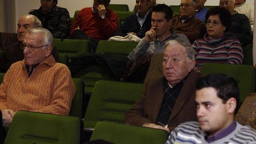 Asistentes a la asamblea de regantes de San Frontis.