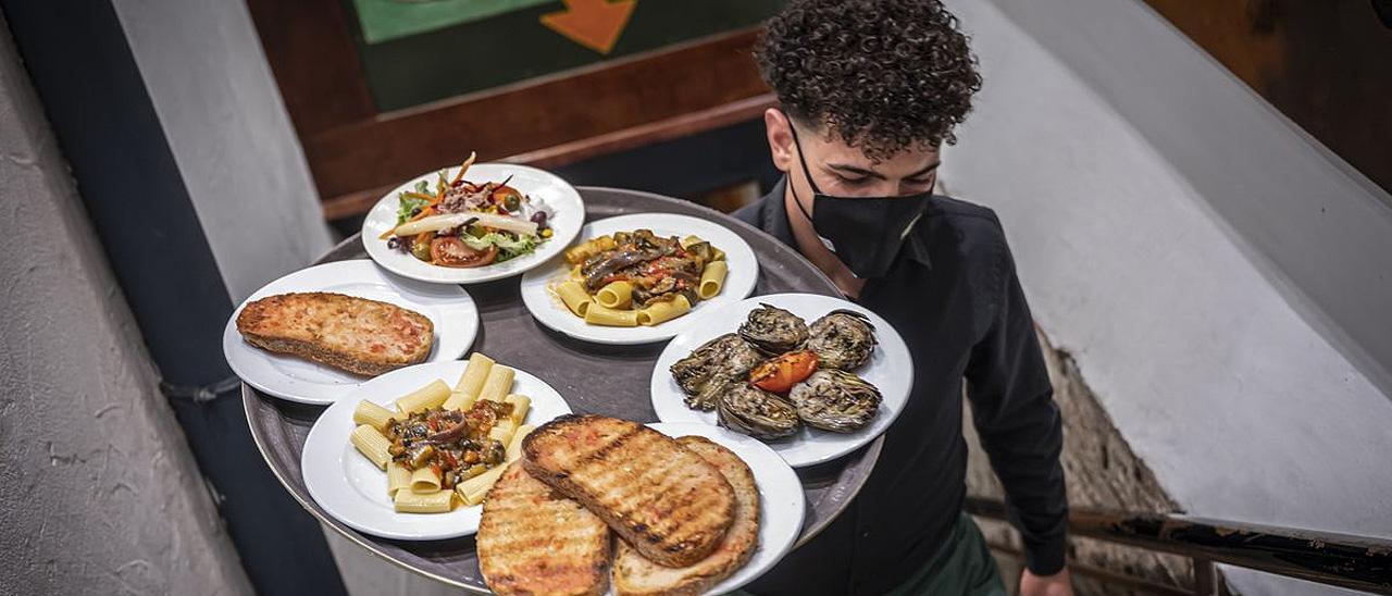 Un camarero en una restaurante de Barcelona.