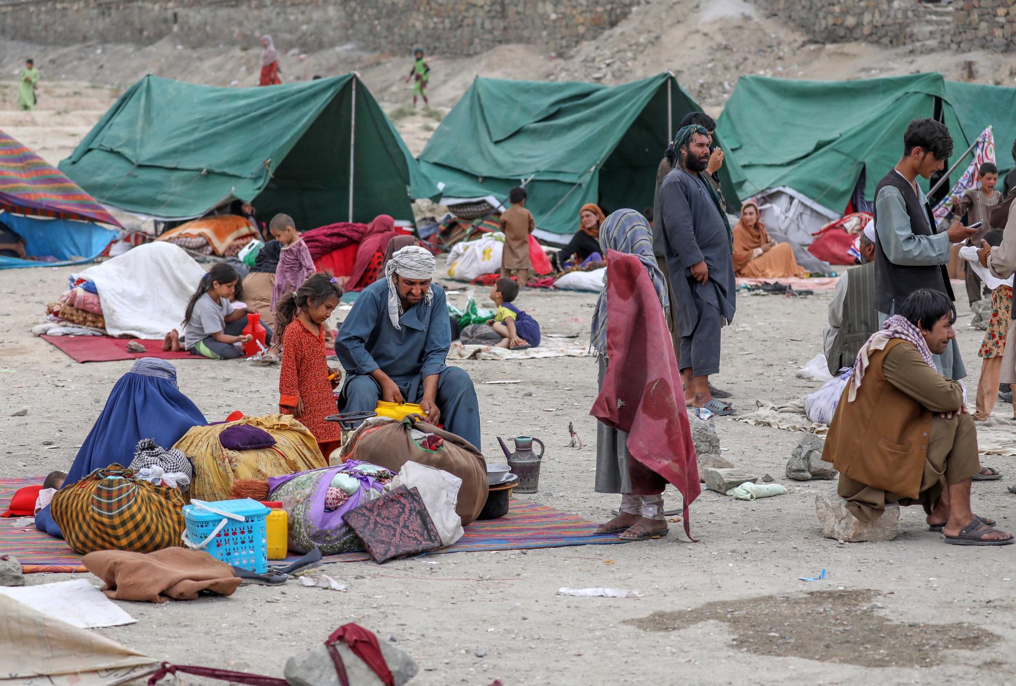 Miles de personas abandonan Kabul ante la llegada de los talibanes