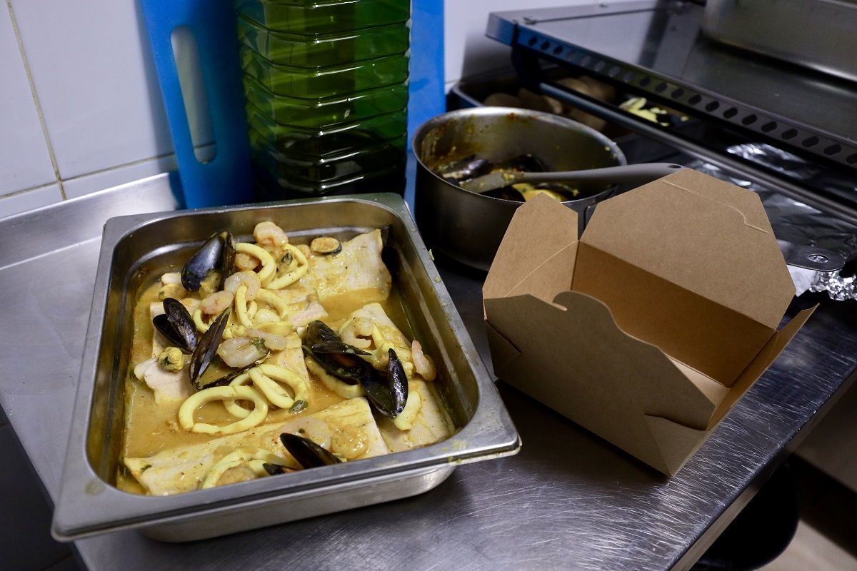 En imágenes | De todos, el bar del centro de Zaragoza que triunfa con comida casera para llevar a buen precio