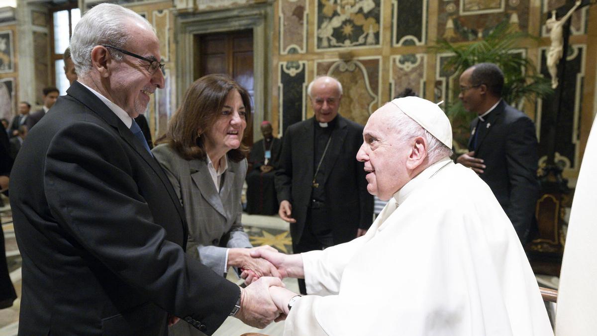 José Luis Mendoza y su esposa, María Dolores García, en el saludo al Papa Francisco, previo al encuentro que han mantenido esta semana. UCAM