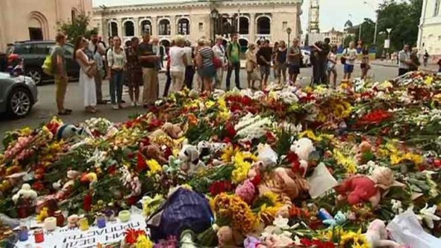 Flores en Kiev junto a la embajada de Holanda