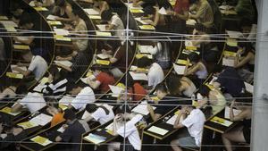 Estudiantes de selectividad en un aula de la Universitat Pompeu Fabra (UPF) en la primera jornada de las pruebas de 2022.