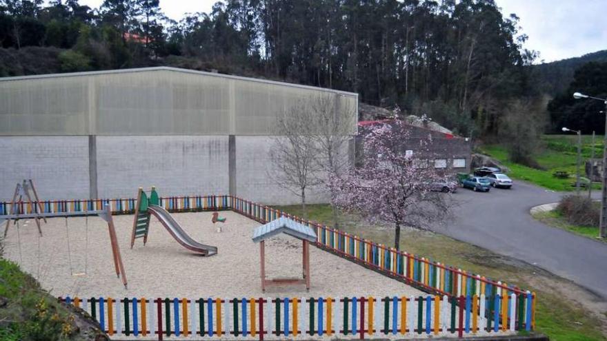 El pabellón deportivo de Guillán albergará durante dos meses clases del IES de Carril. // Iñaki Abella