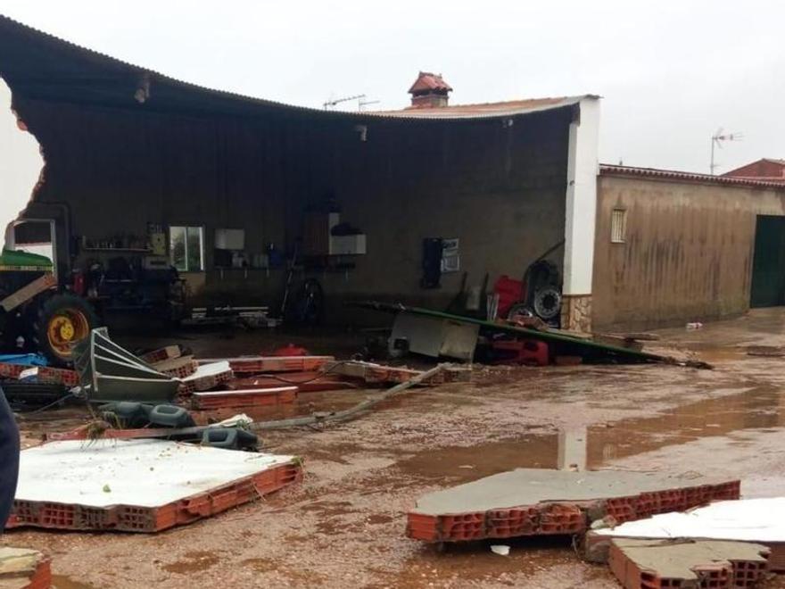 Destrozos en una nave de La Roca de la Sierra por la crecida del agua