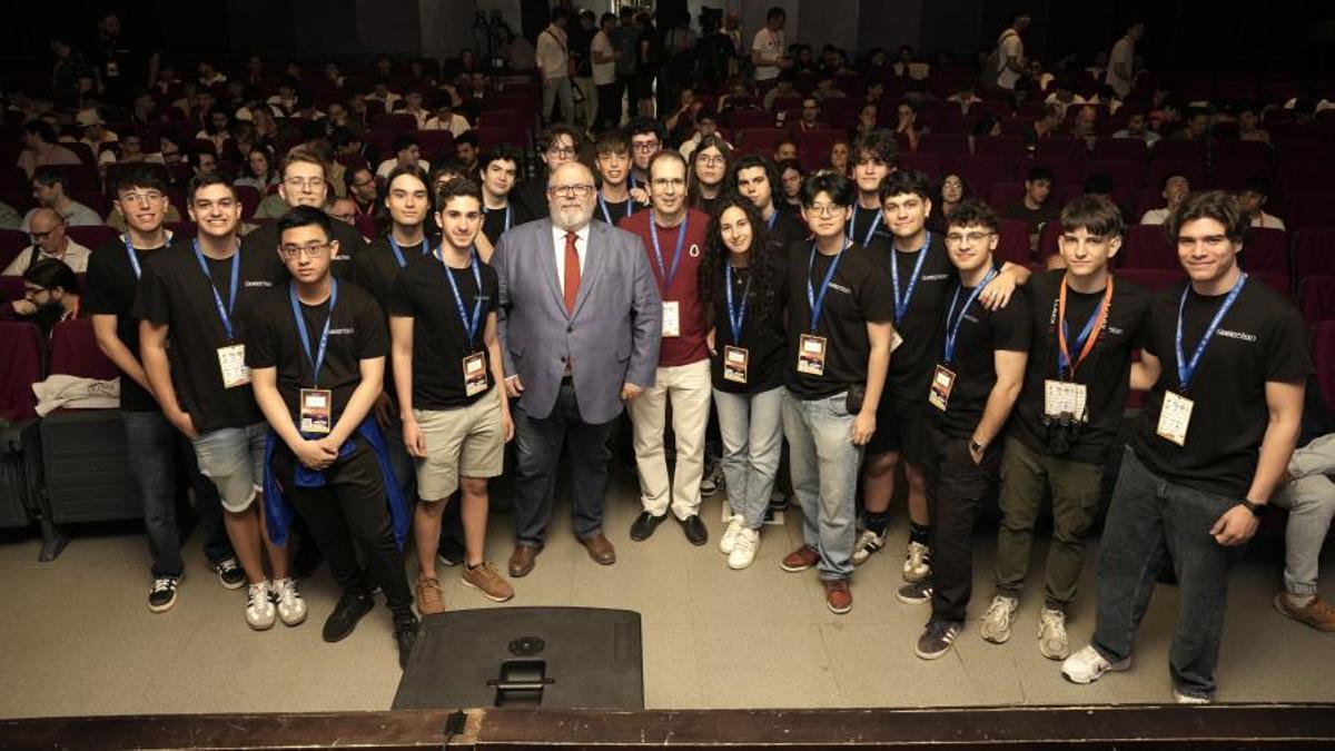 Sebastían Ventura y Antonio Arauzo, en el centro, acompañados de algunos integrantes del Aula de Software Libre.
