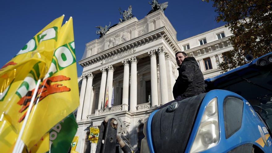 Protesta de agricultores y ganaderos ante el Ministerio de Agricultura, en Atocha, contra el acuerdo de libre comercio de Europa y Mercosur