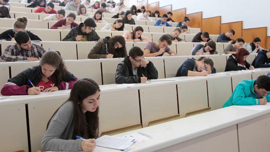 Alumnos gallegos en un examen de selectividad de 2015 // J. Lores