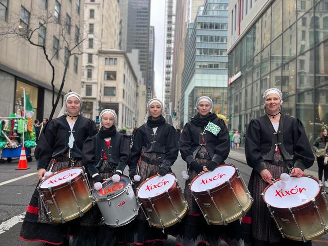 Así fue el desfile de la Banda de Gaites "Villa de Xixón" por la Quinta Avenida de Nueva York (en imágenes)