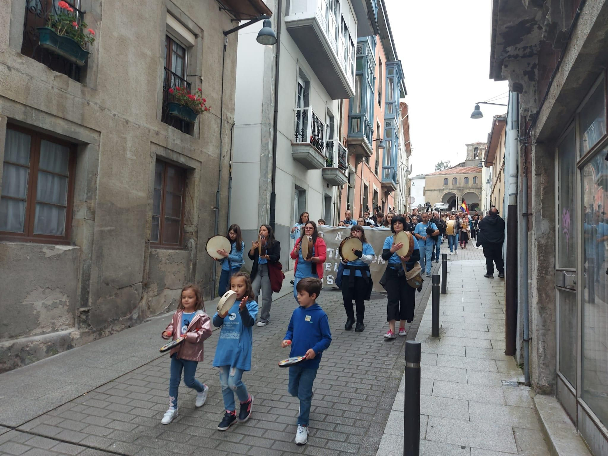 En imágenes: Así fue la manifestación contra el cierre de la Escuela de Música de Tineo